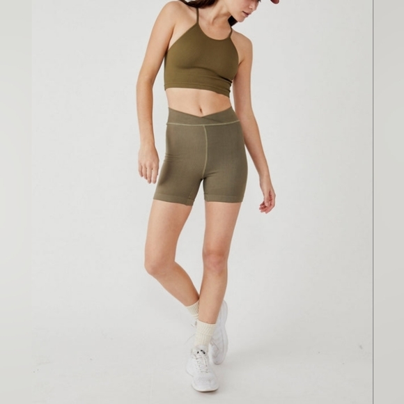 NWT FREE PEOPLE MOVEMENT FREE THROW SHORT IN ARMY - Picture 3 of 7